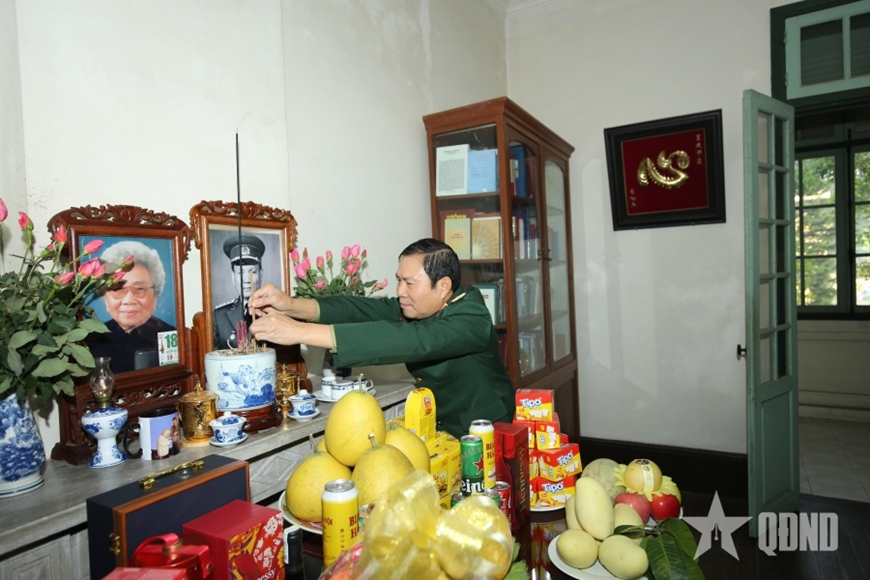 Defense leader pays tribute to former Party, State and military leaders